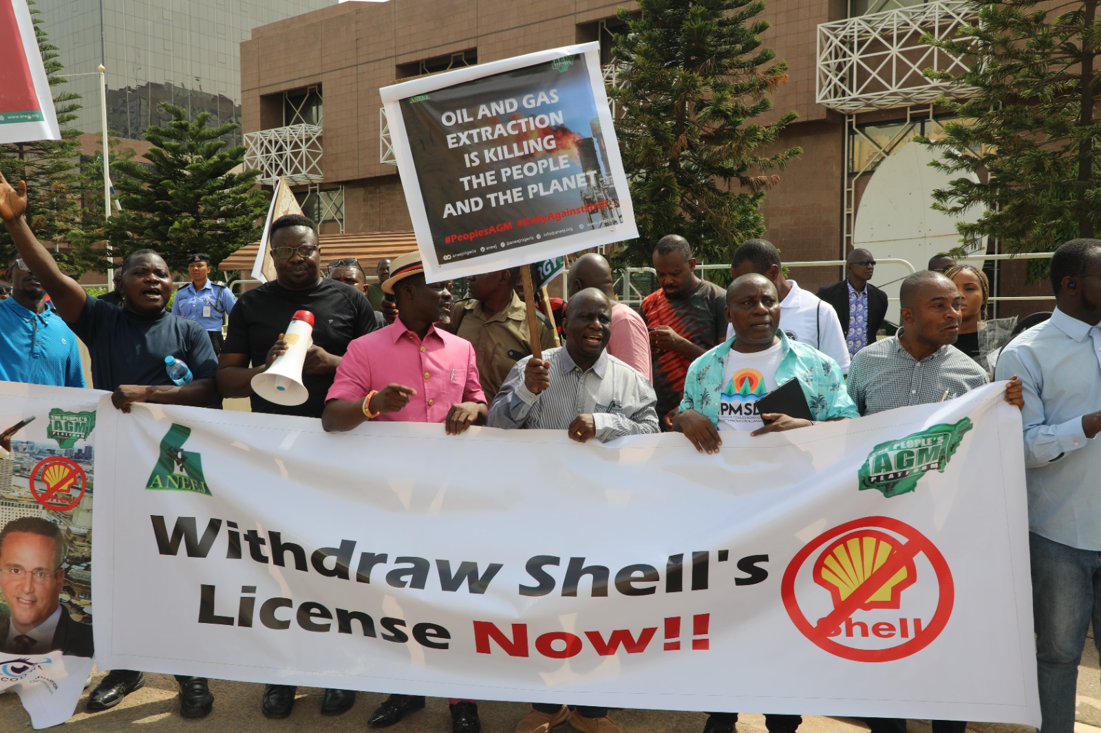 Climate activists holding banner reading Withdraw Shell's license now!